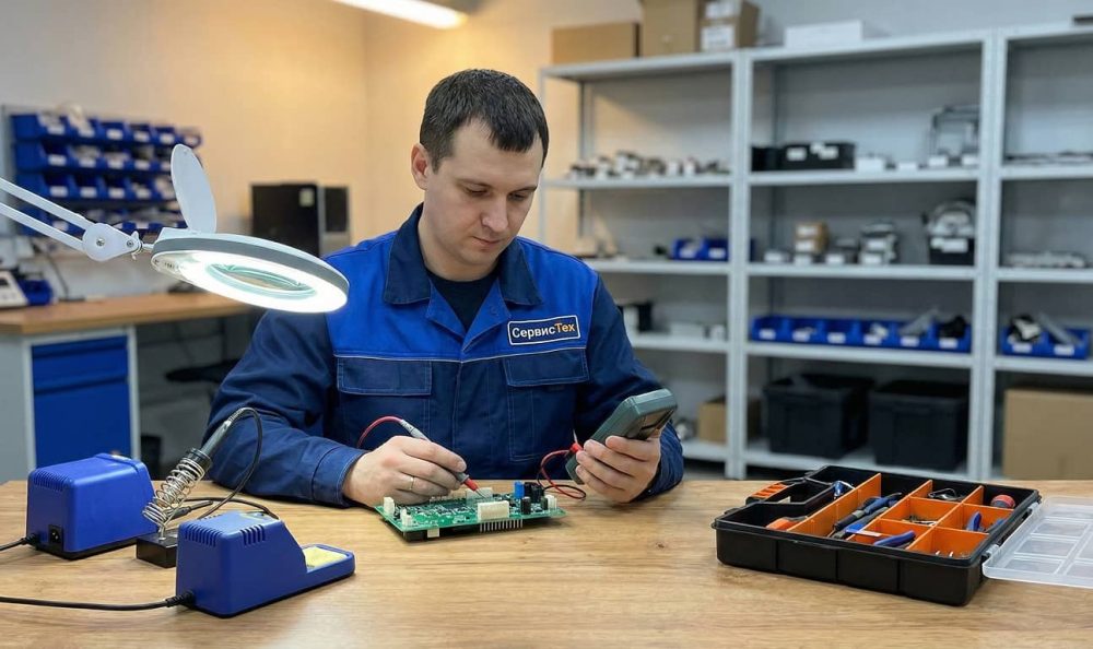 Специалист СервисТех работает в сервисной зоне